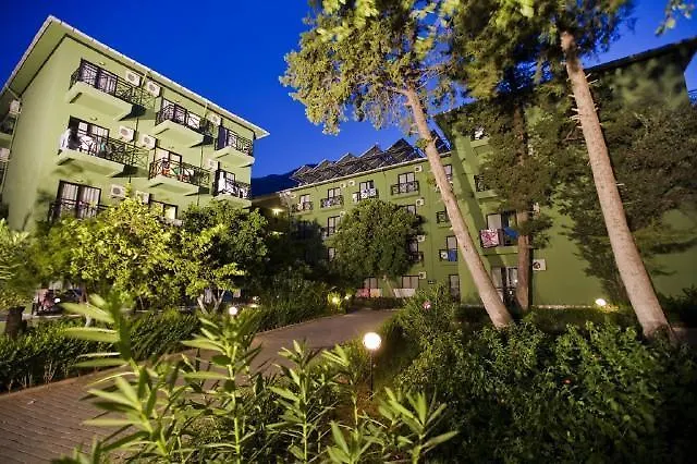 Larissa Garden 凯梅尔