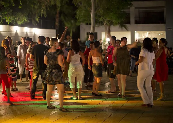 Larissa Garden فندق 4*