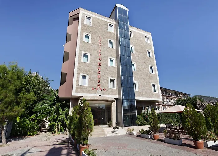 Larissa Garden 凯梅尔