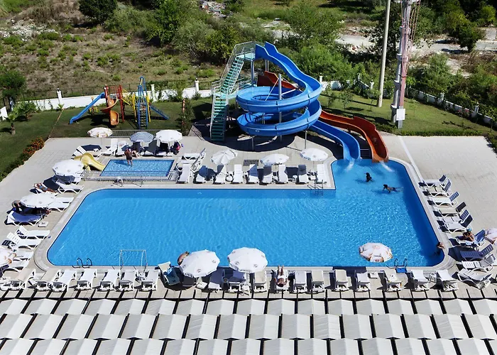 فندق Larissa Garden 4*